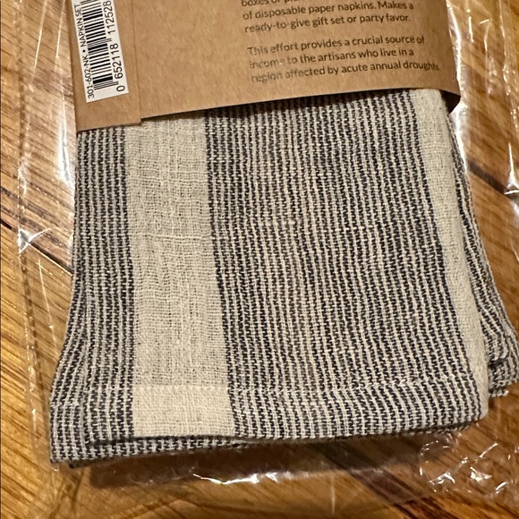 NWT😊SUSTAINABLE THREADS ORGANIC COTTON SET OF 4 NAPKINS - 16 x 16 INCHES - Picture 3 of 4